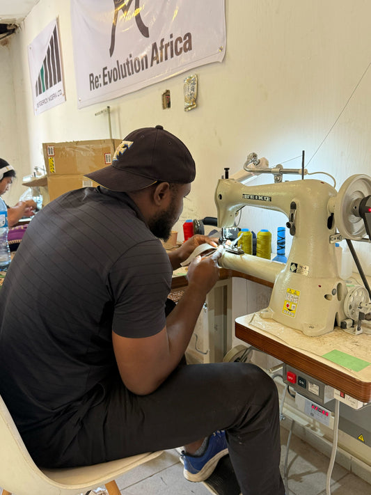 ナイジェリア産の革でグローブを縫ってみた・・だけど停電💦